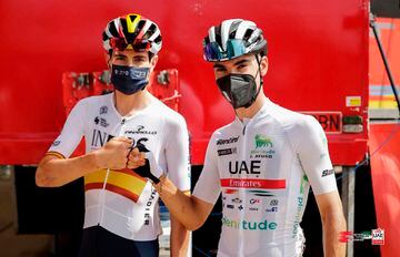 Carlos Rodríguez y Juan Ayuso se saludan antes de tomar la salida en una etapa de La Vuelta.
