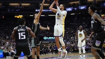 Golden State Warriors guard Stephen Curry (C) shoots