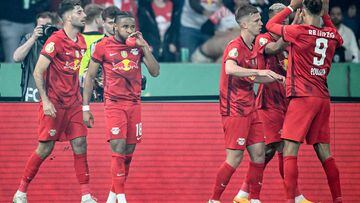 Los jugadores del Leipzig celebran el primer gol de Nkunku ante el Eintracht.