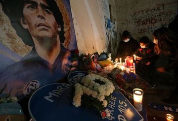 El 25 de noviembre, el exfutbolista argentino Diego Maradona falleció en su hogar por problemas cardiácos. En su país natal, en Nápoli y en varias ciudades del mundo, los aficionados mostraron su cariño , respeto y dolor sobre la noticia.