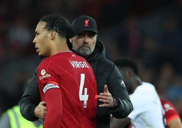Liverpool manager Juergen Klopp and Virgil van Dijk look dejected after the match