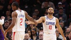 PHOENIX, ARIZONA - FEBRUARY 16: Eric Gordon #10 of the LA Clippers high fives Kawhi Leonard #2 after scoring against the Phoenix Suns during the first half of the NBA game at Footprint Center on February 16, 2023 in Phoenix, Arizona. NOTE TO USER: User expressly acknowledges and agrees that, by downloading and or using this photograph, User is consenting to the terms and conditions of the Getty Images License Agreement.   Christian Petersen/Getty Images/AFP (Photo by Christian Petersen / GETTY IMAGES NORTH AMERICA / Getty Images via AFP)