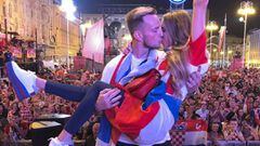 El beso entre Rakitic y Raquel Mauri, uno de los momentos de las celebraciones de Croacia.