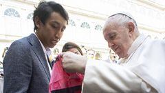 Egan Bernal, corredor del Ineos, visit&oacute; al Papa Francisco en el Vaticano. El colombiano le regal&oacute; la maglia rosa y una bicicleta con la bandera de Argentina