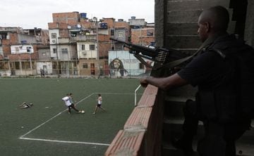 Policías y fútbol se mezclan en las Favelas de Río. 
 
 