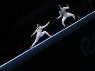 Vietnam's Thi Anh Do (L) competes against Greece's Aikaterini-Maria Kontochristopoulou during their women's individual foil qualifying bout as part of the fencing event of the Rio 2016 Olympic Games at the Carioca Arena 3 in Rio de Janeiro on August 10, 2