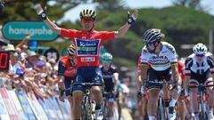Australia&#039;s Caleb Ewan (L) from Orica wins stage three of the Tour Down Under cycling race from Glenelg to Victor Harbour near Adelaide on January 19, 2017. / AFP PHOTO / David Mariuz / --IMAGE RESTRICTED TO EDITORIAL USE - STRICTLY NO COMMERCIAL USE