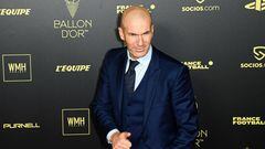 French former forward football player Zinedine Zidane poses upon arrival to attend the 2022 Ballon d'Or France Football award ceremony at the Theatre du Chatelet in Paris on October 17, 2022. (Photo by Alain JOCARD / AFP)
