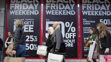 Compradores en el Black Friday brit&aacute;nico. El viernes negro es ya un evento mundial