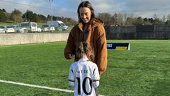 Caroline Weir y una niña vestida con su camiseta del Real Madrid.