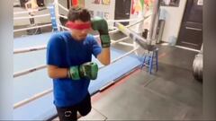 El entrenamiento a ciegas de un boxeador que se hace viral