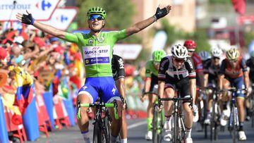 Matteo Trentin celebra la victoria en Tomares (Sevilla), en la 13&ordf; etapa de la Vuelta a Espa&ntilde;a 2017.