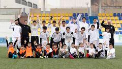 Foto de familia de la escuela de la Fundación Real Madrid en Riad.