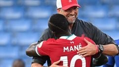 Soccer Football - Premier League - Chelsea v Liverpool - Stamford Bridge, London, Britain - September 20, 2020 Liverpool manager Juergen Klopp celebrates with Sadio Mane after the match Pool via REUTERS/Michael Regan EDITORIAL USE ONLY. No use with unauth