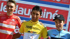 Egan Bernal posa con el maillot amarillo de l&iacute;der del Tour del Porvenir.