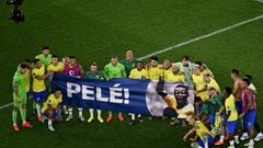 Los jugadores de Brasil muestran su apoyo a Pelé.