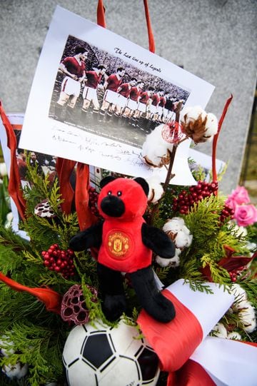Cientos de personas se congregaron junto al monumento en homenaje a las víctimas del desastre aéreo de Múnich, donde fallecieron, hace 60 años, siete futbolistas de los 'Red Devils', en Múnich, Alemania. El 60º aniversario conmemora a las 23 personas que 