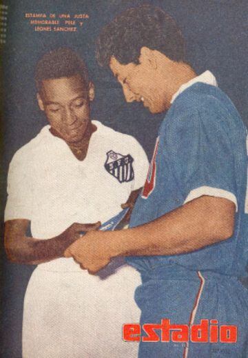 Pelé y Leonel Sánchez, en la previa a un duelo de Santos vs Universidad de Chile.