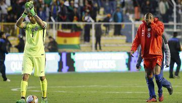 El Jugador de Chile Arturo Vidal junto a Claudio Bravo se lamentan tras  perder  el partido contra Bolivia.