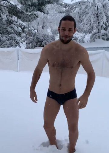 El futbolista decidió no solo salir a su nevado jardín en calzoncillos sino también lanzarse a la nieve mientras llamaba a su hijo para que lo viera.