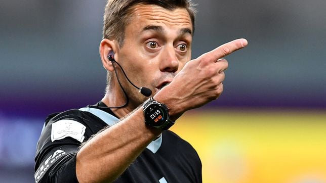 Who is the referee for Brazil vs South Korea in the World Cup 2022 round of 16 game?