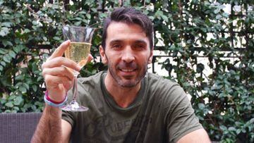 Gianluigi Buffon con una copa de champán