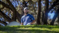 El golfista espa&ntilde;ol Jon Rahm observa una bola durante el Acciona Open de Espa&ntilde;a de Golf 2021.