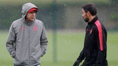Soccer Football - Europa League - Arsenal Training - Arsenal Training Centre, St Albans, Britain - May 2, 2018   Arsenal manager Arsene&nbsp;Wenger&nbsp;speaks to former player Robert Pires during&nbsp;training   Action Images via Reuters/Matthew Childs