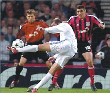 2-1 Real Madrid - Bayer Leverkusen. Gol 2-1 Pase de Solari a Roberto Carlos, que avanza y se saca un globo. zidane empieza a armar la pierna y logra la sincronización perfecta para batir, con una sensacional volea, la meta de Butt. Un gol que apasó a la historia del fútbol.
