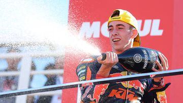 Pedro Acosta celebra su podio en el GP de Valencia 2022.