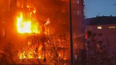 Un incendio de grandes dimensiones arrasa un edificio de 14 plantas generando una gran columna  de fuego y una densa humareda dificultano a los bomberos las labores de extición.  