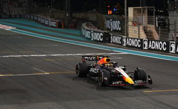 Max Verstappen de Red Bull cruzando la línea del Gran Premio de Abu Dhabi