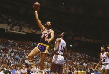 Kareem Abdul-Jabbar en Los Angeles Lakers. Lanzamiento skyhook .