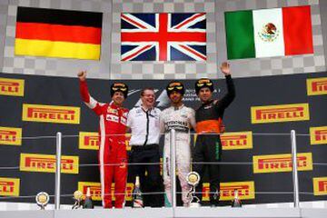 El mexicano Sergio Pérez, del equipo Sahara Force India de F1, en el podio del Grand Premio de Rusia junto a Lewis Hamilton y Sebastian Vettel.