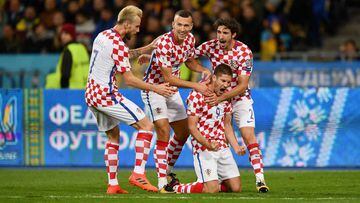 Vrsaljko, Perisic y Rakitic felicitan a Kramaric despu&eacute;s del primer gol de Croacia.