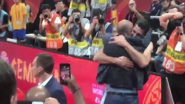 El emotivo abrazo entre Scola y Ginobili en el festejo argentino