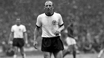 Seeler fue un jugador cuatro veces mundialista con sus apariciones en el 58, 62, 66 y 70. Fue incapaz de conseguir el título con Alemania, pero anotó 9 goles en sus 21 apariciones. 