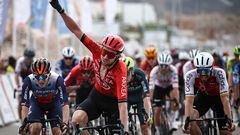 Capiot celebra su triunfo al esprint en la 4ª etapa del Tour de Omán 2024.