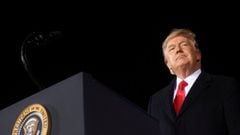FILE PHOTO: U.S. President Donald Trump addresses a campaign rally in Dalton, Georgia, U.S., on the eve of the run-off election to decide both of Georgia&#039;s Senate seats January 4, 2021. REUTERS/Leah Millis/File Photo