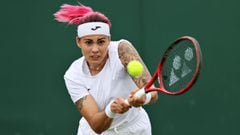 La tenista espa&ntilde;ola Aliona Bolsova devuelve una bola durante su partido ante Paula Badosa en Wimbledon 2021.