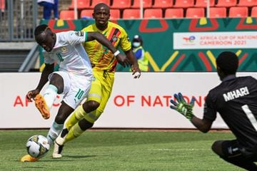 Senegal's forward Sadio Mane (L) shoots and fails to score as Zimbabwe's goalkeeper Petros Mhari (R) prepares to make a save during the Group B Africa Cup of Nations (CAN) 2021 football match between Senegal and Zimbabwe at Stade de Kouekong in Bafoussam 