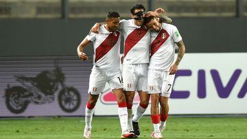 LIMA, PERU - NOVEMBER 11: Gianluca Lapadula (C) of Peru celebrates with teammates Christofer Gonz&aacute;les (L) and Sergio Pe&ntilde;a (R) after scoring the first goal of his team during a match between Peru and Bolivia as part of FIFA World Cup Qatar 2022 Qualifiers at Estadio Nacional de Lima on November 11, 2021 in Lima, Peru. (Photo by Ernesto Benavides - Pool/Getty Images)