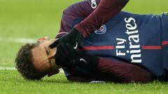 Neymar llora sobre el campo tras sufrir una lesi&oacute;n con el PSG. 