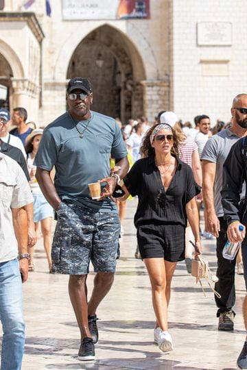 Michael Jordan y su mujer Yvette Prieto paseando por las calles de Dubrovnik. 
