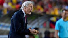 (FILES) In this file photo taken on June 07, 2017 Colombia&#039;s coach Jose Pekerman applauds from the sideline during the friendly international football match Spain vs Colombia at the Condomina stadium in Murcia. / AFP PHOTO / JOSE JORDAN
