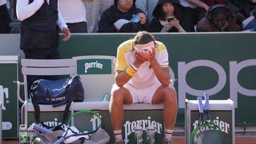 El tenista francés Lucas Pouille se emociona tras su victoria en la última ronda previa de Roland Garros 2023.