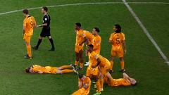 Jugadores de Países Bajos lamentan la eliminación de Qatar 2022 en contra de Argentina.