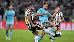 BELO HORIZONTE, BRAZIL - JULY 05: Nathan Silva (C) of Atletico Mineiro fights for the ball with Bruno Pittón of Emelec during a Copa Libertadores round of sixteen second leg match between Atletico Mineiro and Emelec at Mineirao Stadium on July 05, 2022 in Belo Horizonte, Brazil. (Photo by Pedro Vilela/Getty Images)