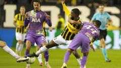 Tottenham&#039;s Dane Scarlett, right, tackles Vitesse&#039;s Riechedly Bazoer during the Europa Conference League group G soccer match between Vitesse and Tottenham Hotspur at the GelreDome stadium in Arnhem, Netherlands, Thursday, Oct.21, 2021. (AP Phot