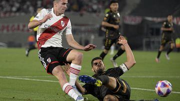 River Plate's midfielder Agustin Palavecino (L) vies for the ball with Platense's defender Gaston Suso during their Argentine Professional Football League match at the Monumental stadium in Buenos Aires, on October 12, 2022. (Photo by JUAN MABROMATA / AFP)
